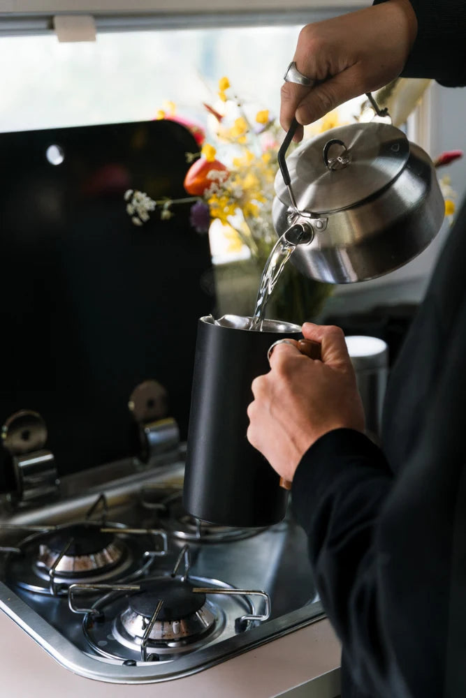 Lambda Coffee French Press aus Edelstahl mit Rhino Coating Nautic Night im Vanlife Einsatz drinnen im Wohnmobil