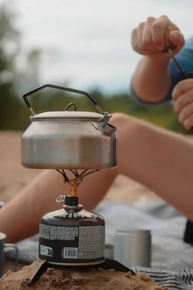 Lambda Coffee Gaskocher Fuoco mit Wasserkessel im Einsatz am See – kompakter Outdoor-Gaskocher für Camping & Vanlife