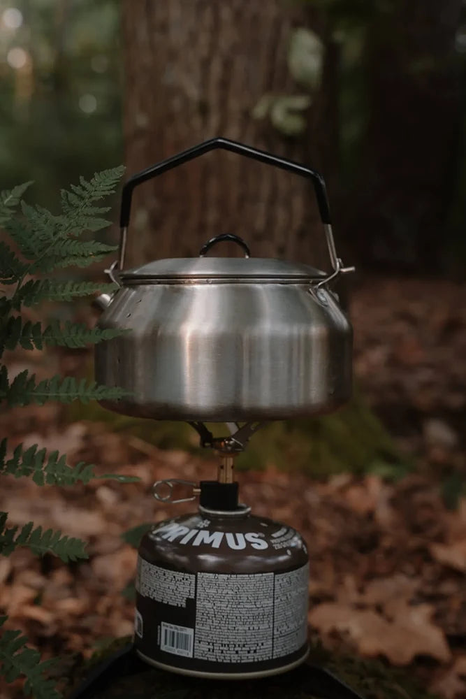 Lambda Coffee Gaskocher Fuoco mit Wasserkessel im Einsatz im Wald – kompakter Edelstahl-Gaskocher für Outdoor, Camping & Vanlife