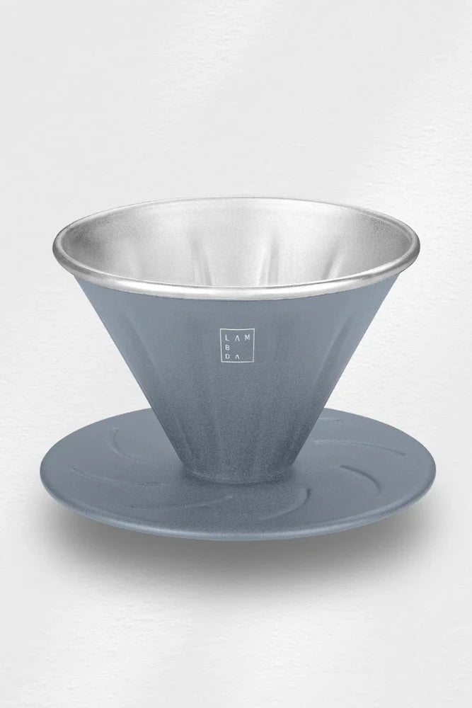 Lambda Coffee Hand-Kaffeefilter Sierra in Dusk Blue Blau als Freisteller – Edelstahlfilter für Outdoor, Camping & Vanlife