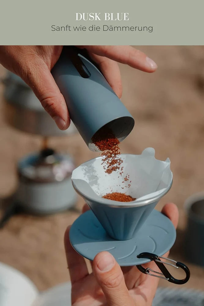 Lambda Coffee Hand-Kaffeefilter Sierra aus Edelstahl in Dusk Blue Blau im Reise-Einsatz – ideal für Camping, Vanlife & Outdoor-Kaffeegenuss