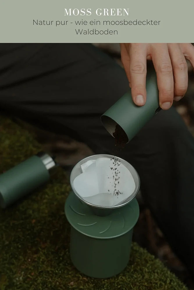 Lambda Coffee Hand-Kaffeefilter Sierra aus Edelstahl in Moss Green Grün im Reise-Einsatz – ideal für Camping, Outdoor & Vanlife