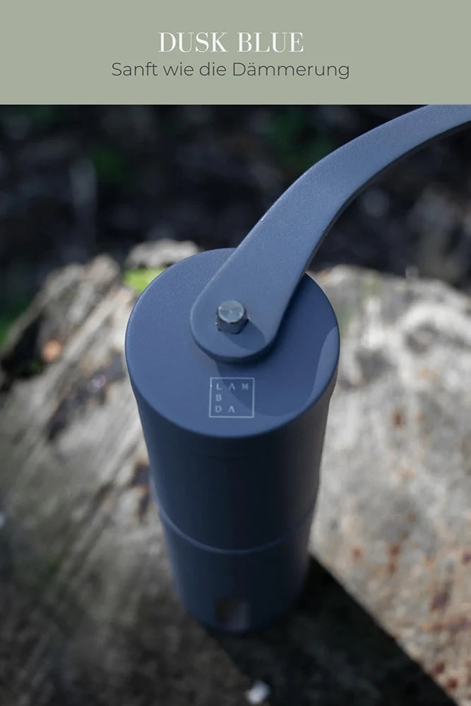 Lambda Coffee Kaffeemühle Terra in Dusk Blue beim Campingfrühstück – manuelle Edelstahl-Handmühle für Outdoor & Vanlife