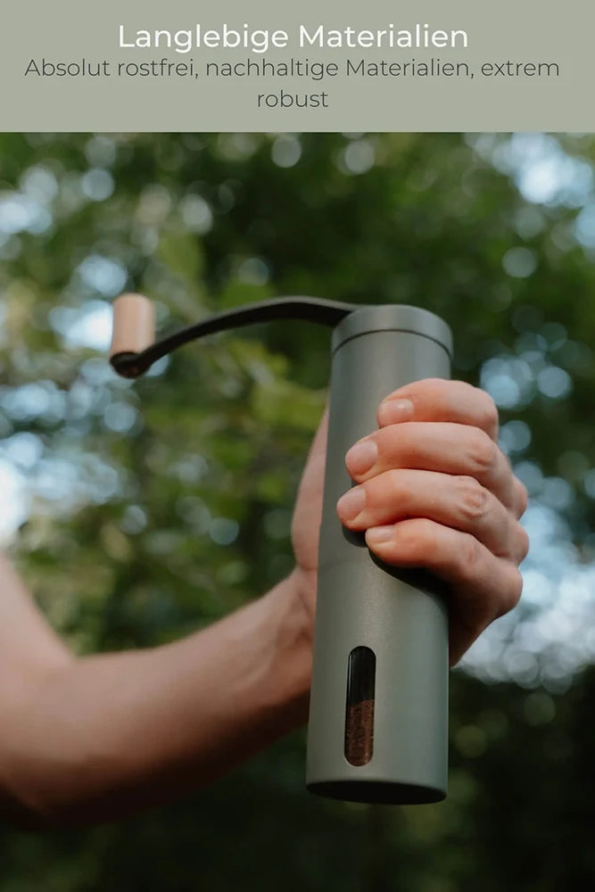 Lambda Coffee Kaffeemühle Terra in Moss Green bei der Kaffeezubereitung im Vanlife – manuelle Edelstahl-Handmühle für Outdoor & Camping