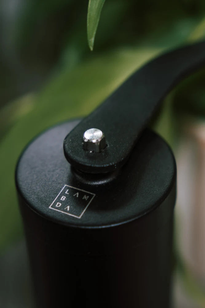 Nahaufnahme des Oberteils der Lambda Coffee Kaffeemühle Terra – manuelle Edelstahl-Handmühle mit präzisem Mahlwerk