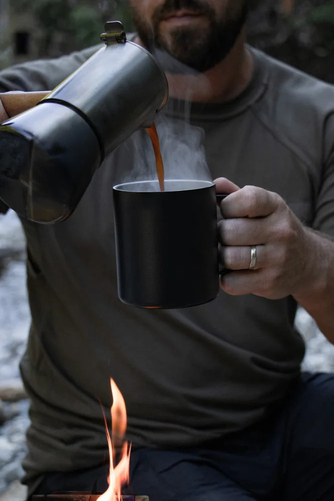 Lambda Coffee Thermobecher Atacama aus Edelstahl 360ml im Bushcraft Einsatz am Lagerfeuer Campfire beim Outdoor Kaffee