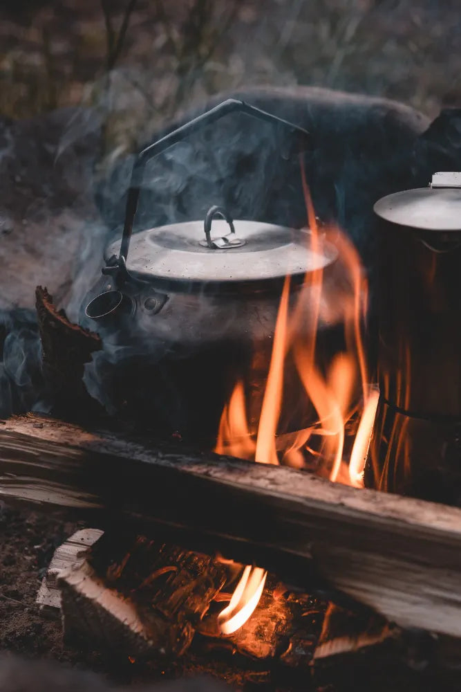 Lambda Coffee Wasserkessel 1 L aus Edelstahl im Outdoor- und Bushcraft-Einsatz – ideal für Kaffee, Tee & Campingküche in der Natur