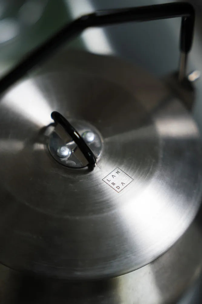 Detailaufnahme des Lambda Coffee Wasserkessels Geysir 1 L aus Edelstahl mit Deckel – hochwertiger Kaffeekessel für Camping & Outdoor