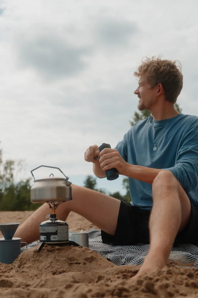 Lambda Coffee Wasserkessel Geysir 1 L aus Edelstahl am Meer und Strand – ideal für Camping, Outdoor & Vanlife-Kaffeepausen