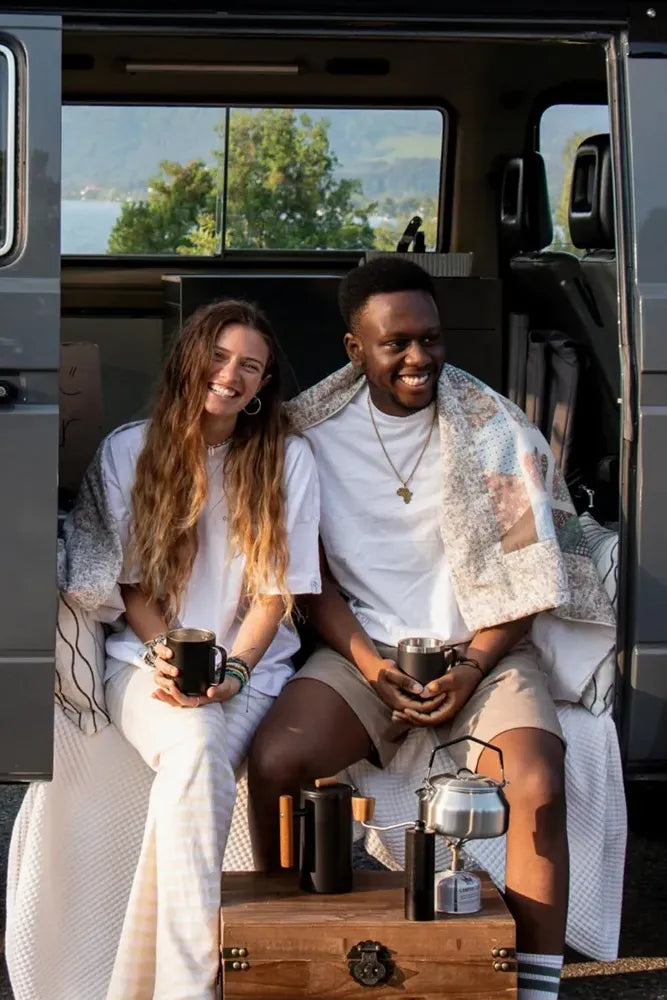 Lambda Coffee Wasserkessel Geysir 1 L aus Edelstahl im Vanlife- und Camping-Einsatz – ideal für Outdoor-Küche, Kaffee & Tee unterwegs