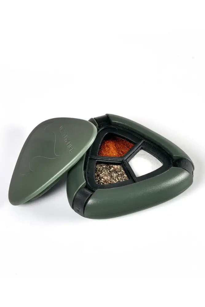 Light My Fire Salt & Pepper Plus Bio Gewürzstreuer – kompakter Camping-Gewürzstreuer im Freisteller.