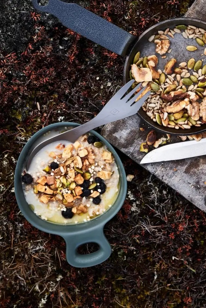 Light My Fire Swedish Kåsa Outdoor-Schale mit Mahlzeit – ideal für Camping, Trekking und Outdoor-Genuss.