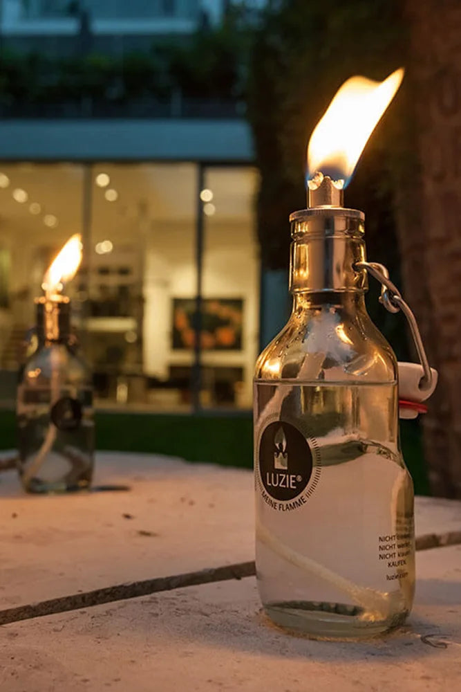 Luzie Oellampe Flaschenleuchte auf der Terrasse fuer stimmungsvolles Licht