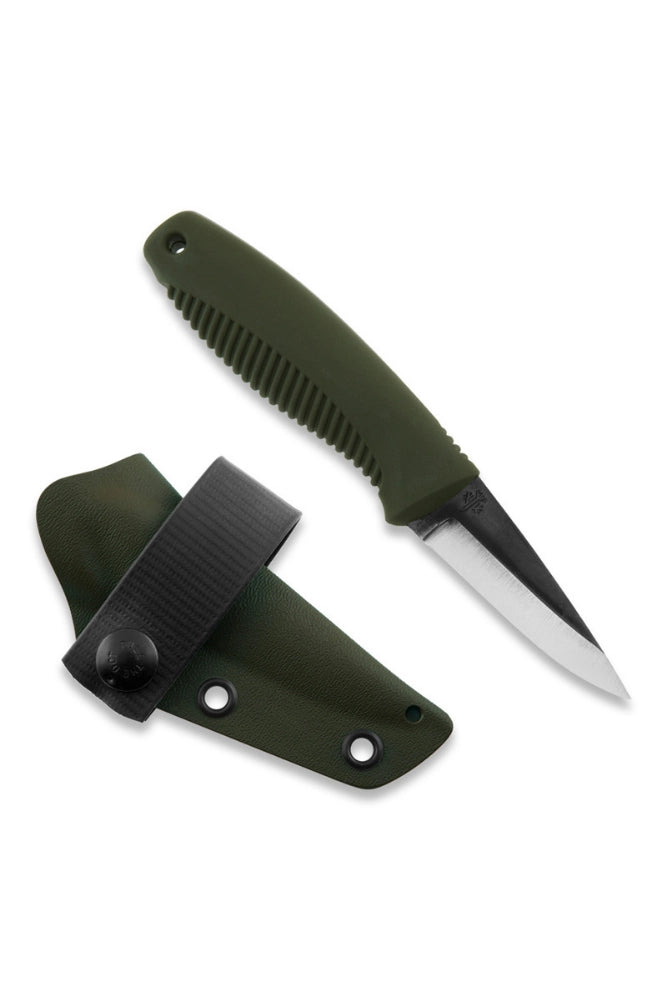 Peltonen M23 Ranger Cub gruen neben Kydex-Huelle Freisteller