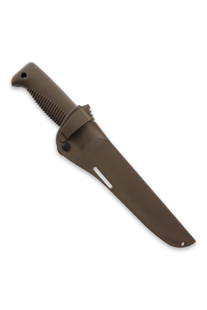 Freigestelltes Produktbild des Peltonen Ranger M95 in Coyote. Gefertigt in Finnland mit N690 Stahl für hohe Haltbarkeit und Zuverlässigkeit im Outdoor-Einsatz.