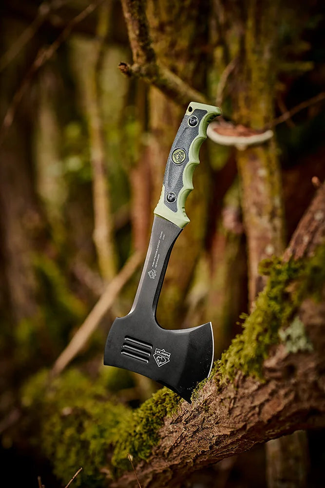 Puma XP Packable Hatchet in einer Bushcraft Szene im Outdoor Einsatz beim Holzarbeiten