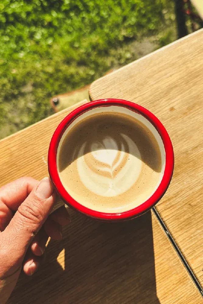Roadtyping Emaille-Tasse mit Bergmotiv beim Camping und Outdoor-Einsatz in der Natur