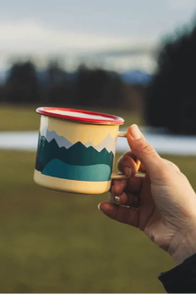 Roadtyping Emaille-Tasse mit Bergmotiv im Outdoor- und Vanlife-Einsatz auf Reisen in der Natur