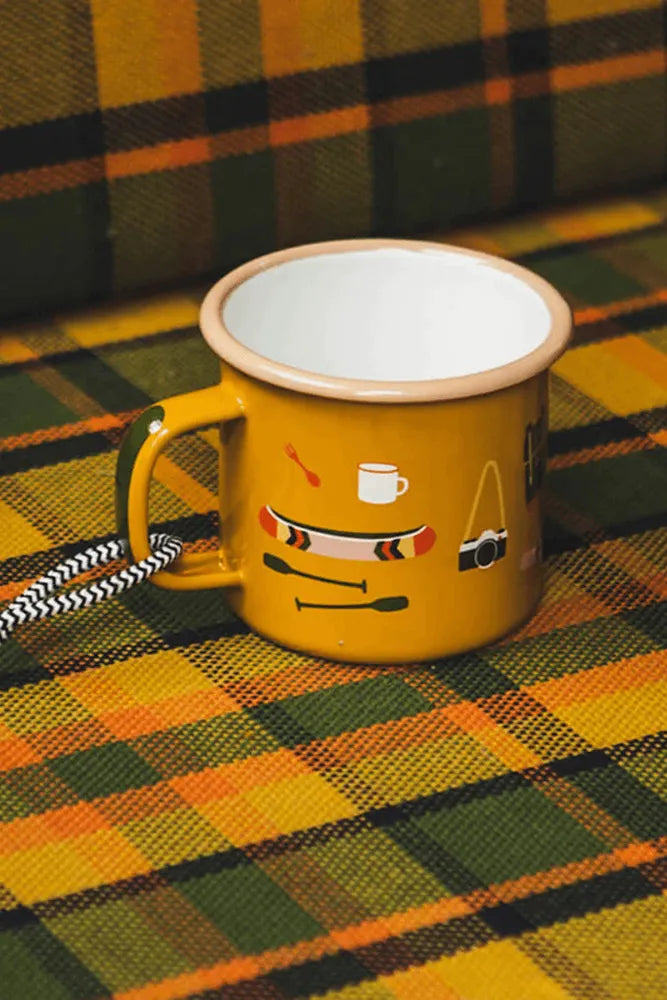 Roadtyping Emaille Tasse Camp Stuff im Wohnmobil beim Camping und Outdoor Einsatz
