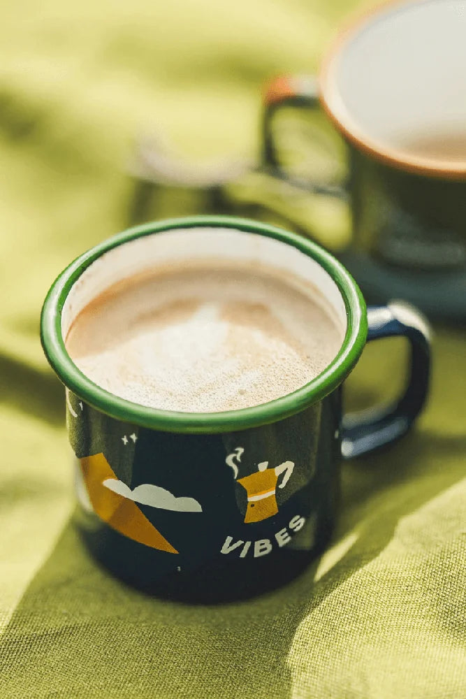 Roadtyping Emaille Tasse Camp Vibes mit Detailmotiv Camping im Outdoor Einsatz