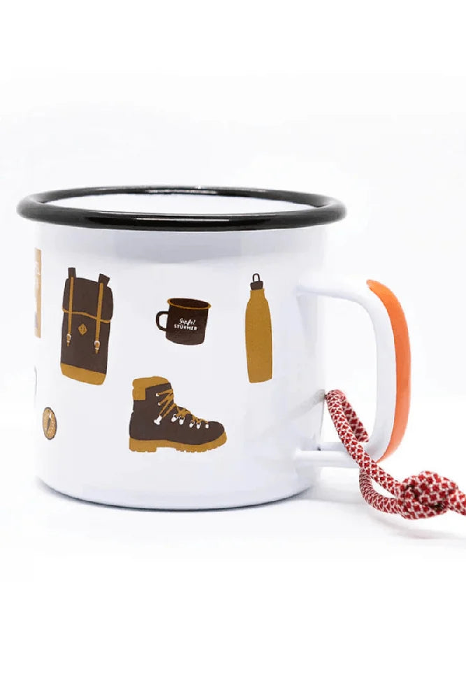 Roadtyping Emaille Tasse Gipfelstuermer im Outdoor Vanlife Einsatz beim Camping
