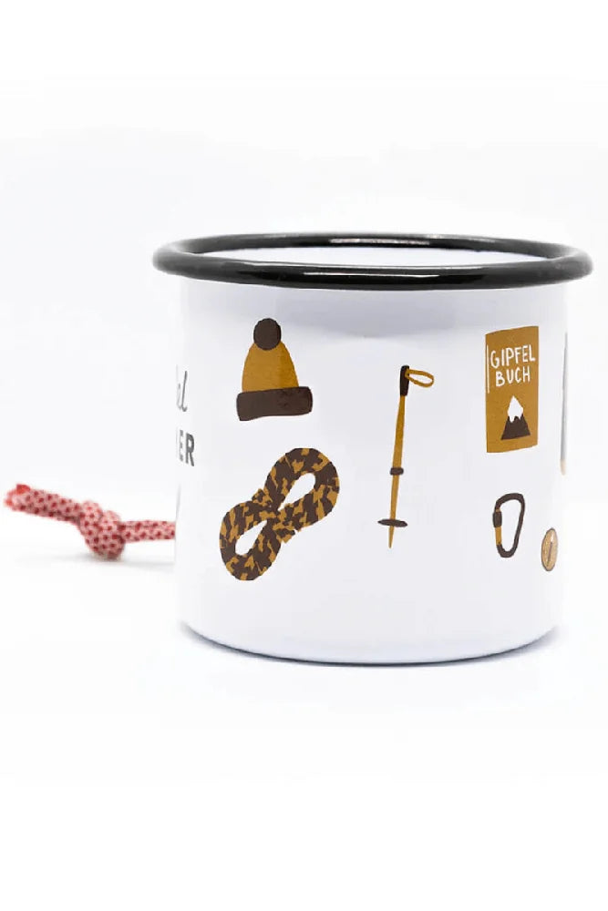 Roadtyping Emaille Tasse Gipfelstuermer als Freisteller fuer Outdoor Camping und Vanlife