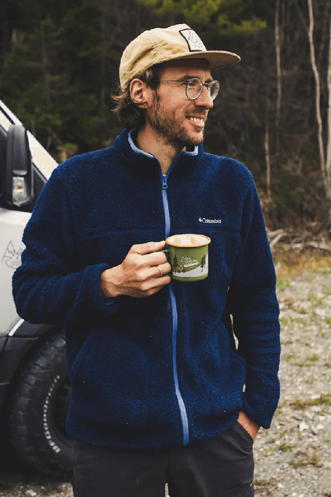 Roadtyping Emaille Tasse im Outdoor Einsatz beim Vanlife und Camping