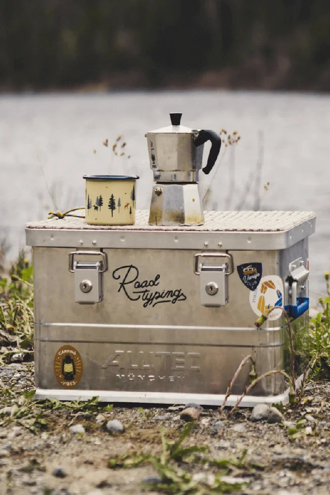 Roadtyping Emaille Tasse Wild Free im Outdoor Einsatz beim Camping und Vanlife