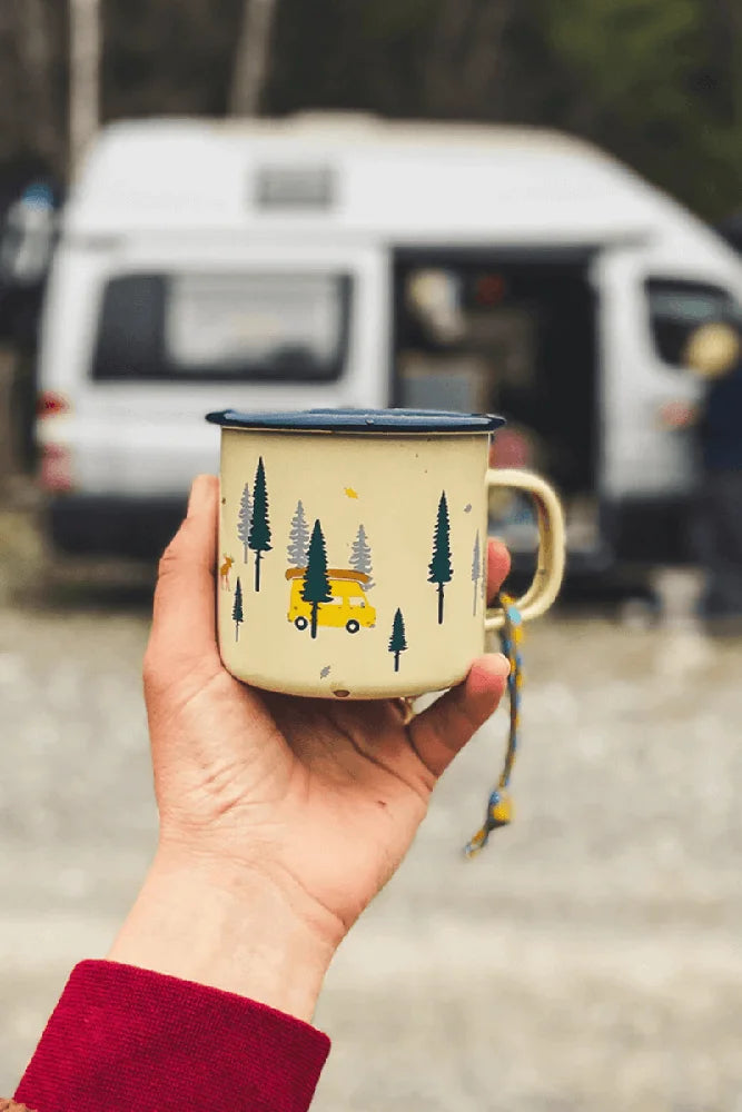 Roadtyping Emaille Tasse Wild Free im Outdoor Einsatz beim Vanlife und Camping