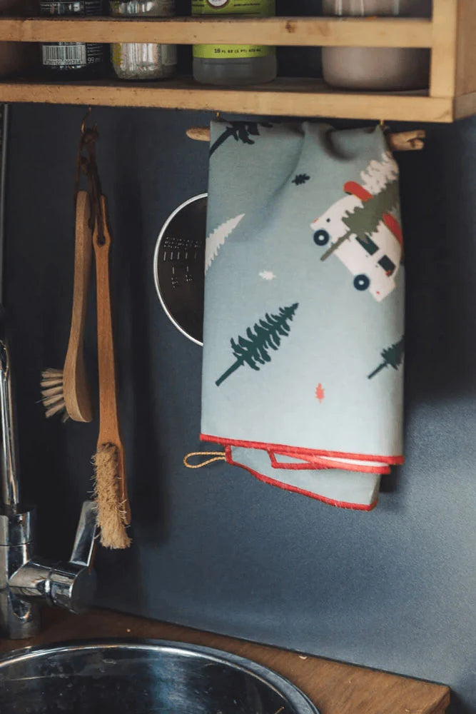 Roadtyping Tuch Ski Club – Bild im Outdoor-Einsatz als Geschirrtuch genutzt, multifunktionales Baumwolltuch für Campingküche, Picknick, Reisen und Vanlife
