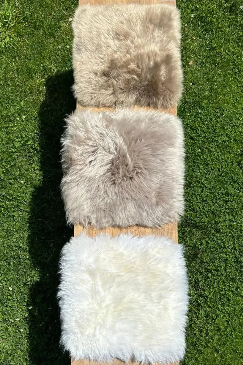 Premium Schaffell Sitzauflage eckig Größe L – Farbvergleich der Varianten Naturweiß, Platingrau und Taupe aus australischem Merino-Fell – Fritz & Frei