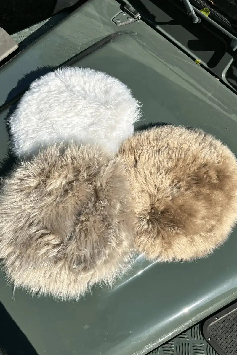 Premium Schaffell Sitzauflagen rund Größe L – Farbvergleich der Varianten Naturweiß, Platingrau und Taupe aus australischem Merino-Fell – Fritz & Frei