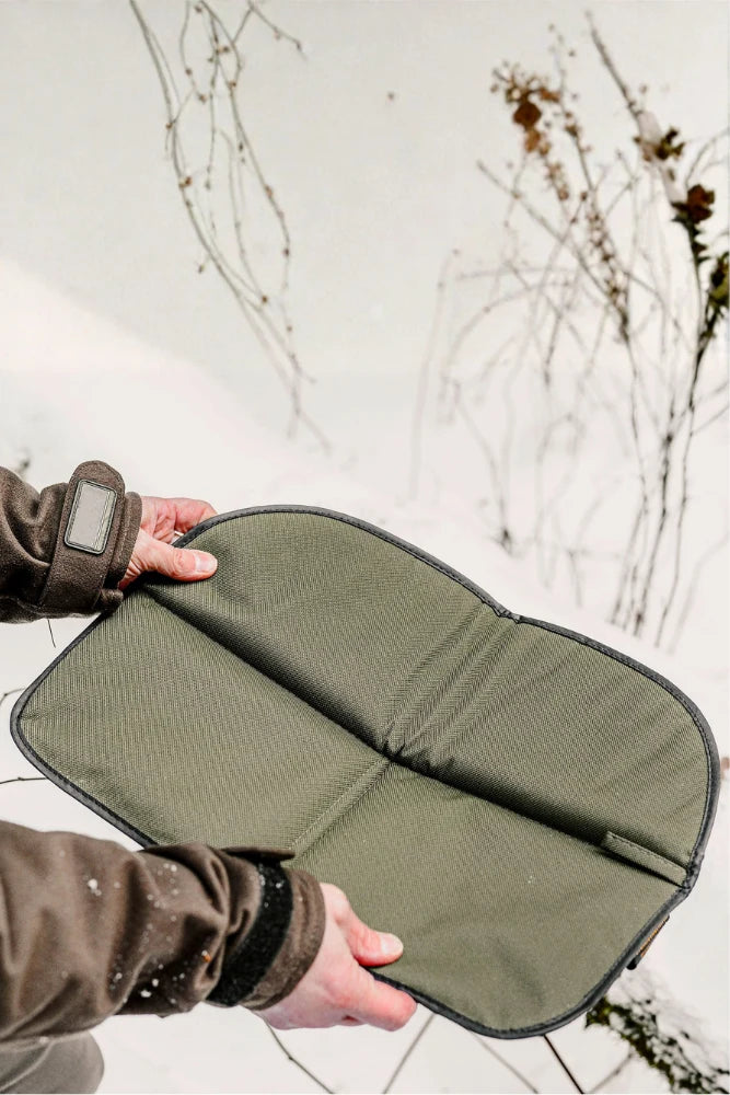 stabilotherm seat pad gruen als sitzunterlage im schnee fuer wintereinsatz beim camping oder wandern