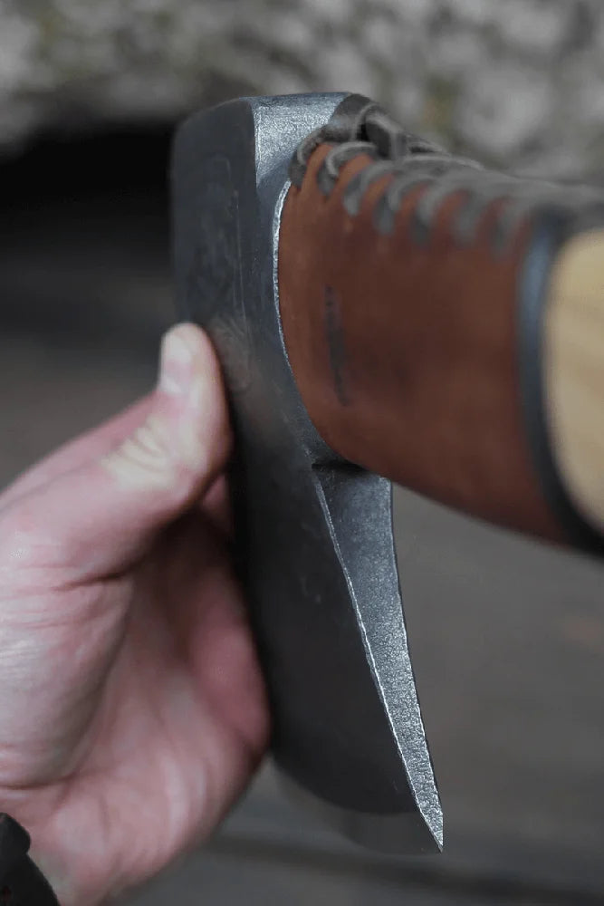Strongway Tools Bushcraft Axt mit Knauf traditionell geschmiedetes Werkzeug fuer Outdoor Fans