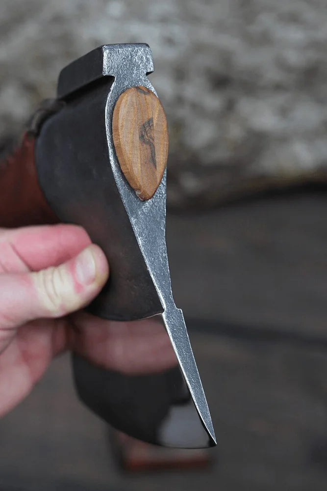 Strongway Tools finnische Bushcraft Axt beim Holzspalten im Outdoor Einsatz
