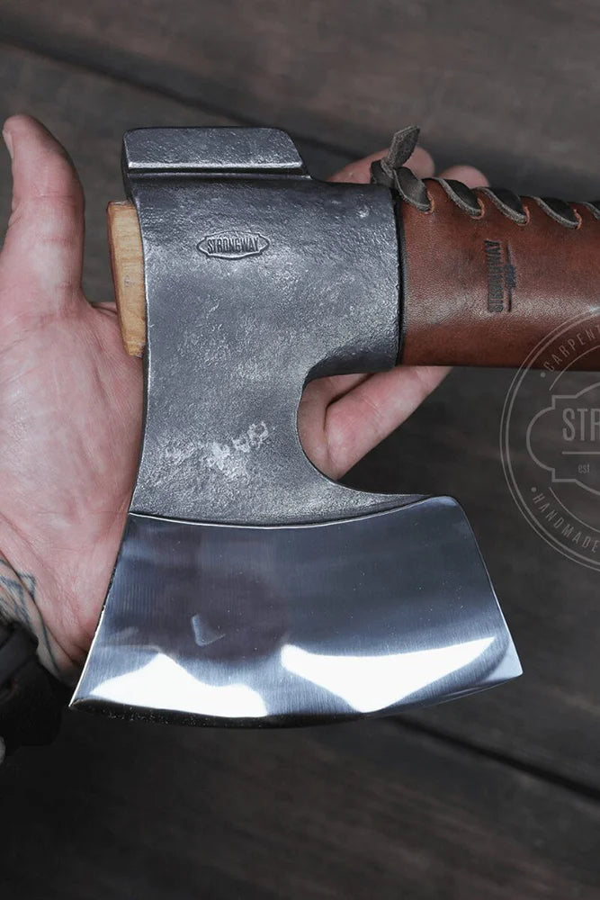 Strongway Tools finnische Bushcraft Axt Klinge im Detail als Nahaufnahme