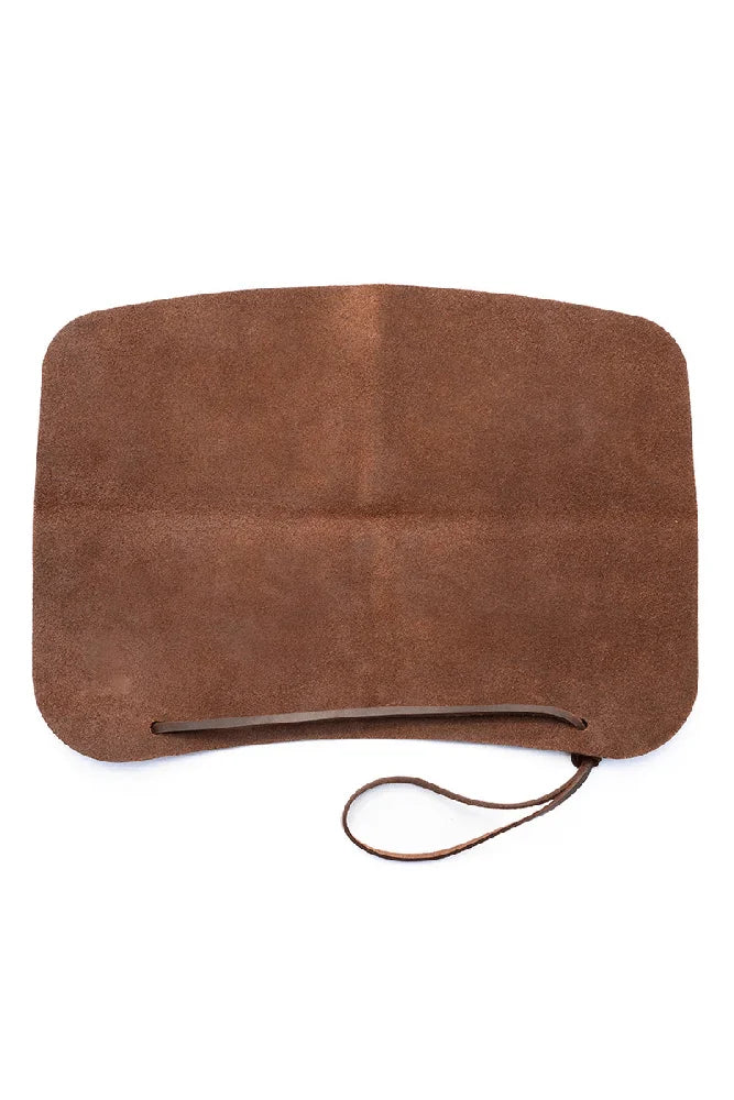 Woxna Outdoor Leder Multi Guard Gnarp als Freisteller Schutz fuer Messer Werkzeuge und Bushcraft Ausruestung