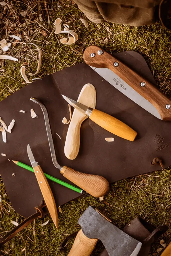 Woxna Outdoor Leder Multi Guard Gnarp beim Schnitzen im Bushcraft Einsatz als Schutz fuer Messer und Untergrund