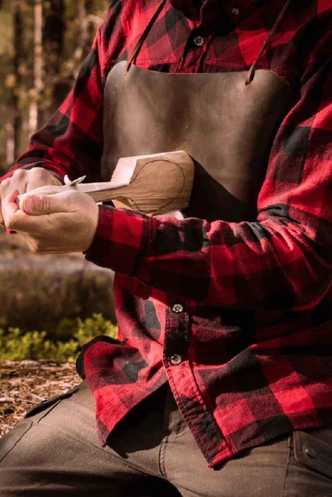 Woxna Outdoor Leder Multi Guard Gnarp als Unterlage im Bushcraft Einsatz zum Schutz von Messer und Werkzeug