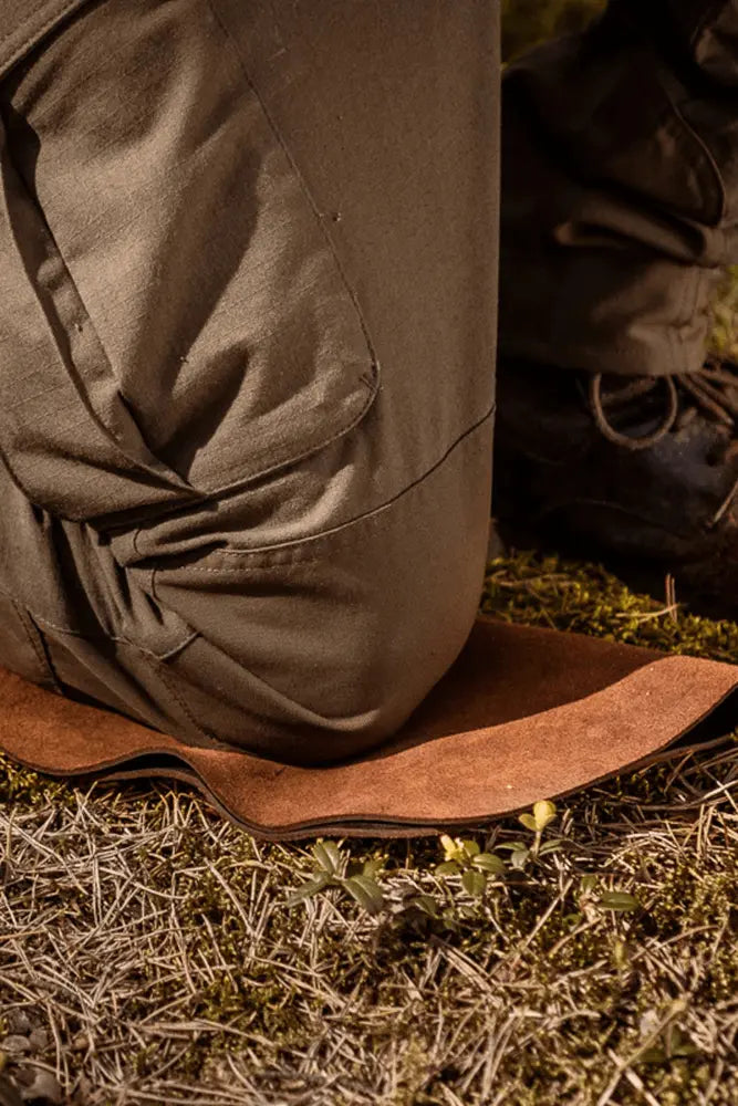 Woxna Outdoor Leder Multi Guard Gnarp im Wald als Knieschutz fuer Bushcraft Camping und Messerarbeit