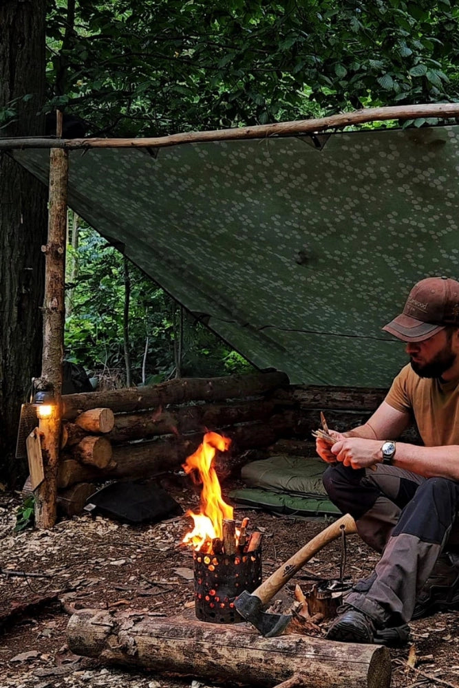 Bergzeux X-Fire 19 mit brennendem Feuer auf einem Campingplatz