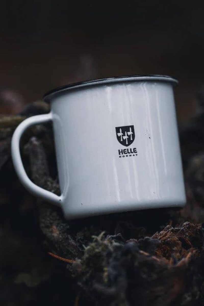 Helle Emaille Becher mit Karte