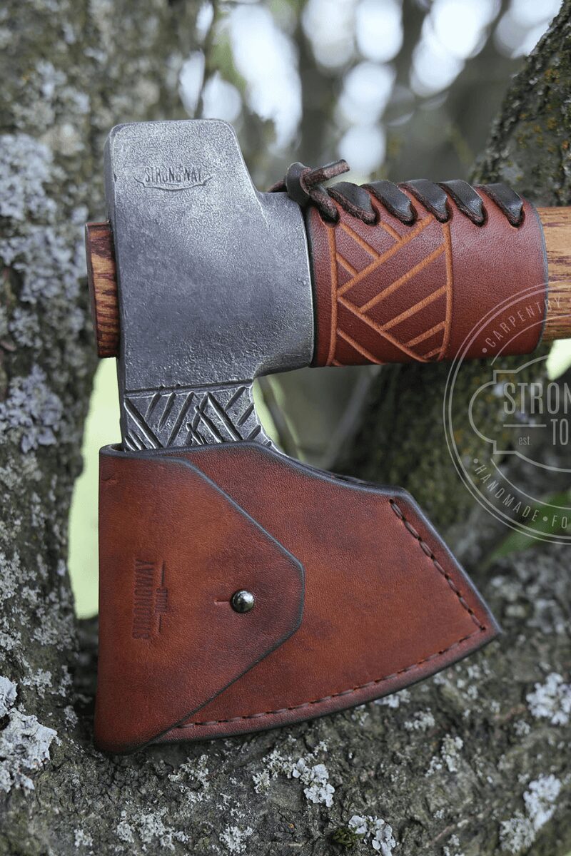 Handliche Axt mit Ornament von Stongway Tools mit Lederscheide zum Schutz