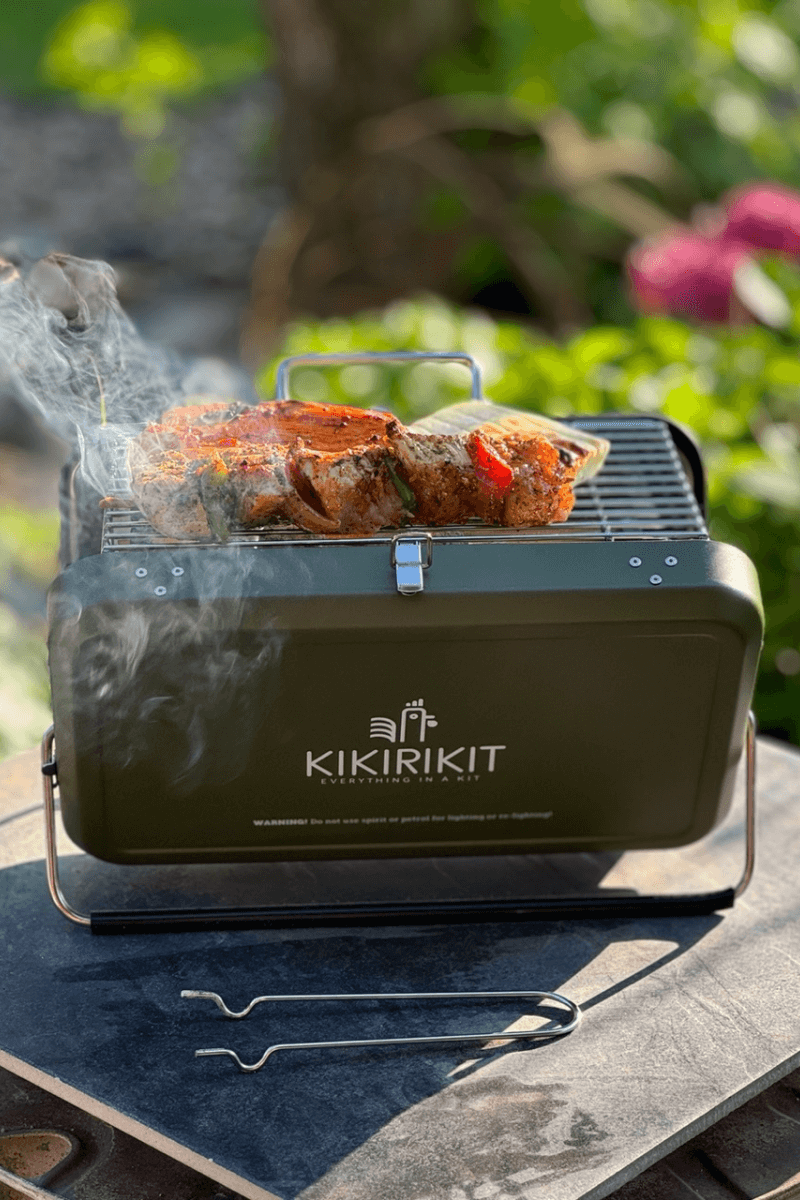 Kikirikit Tragbarer Koffer-Holzkohlegrill, im Einsatz