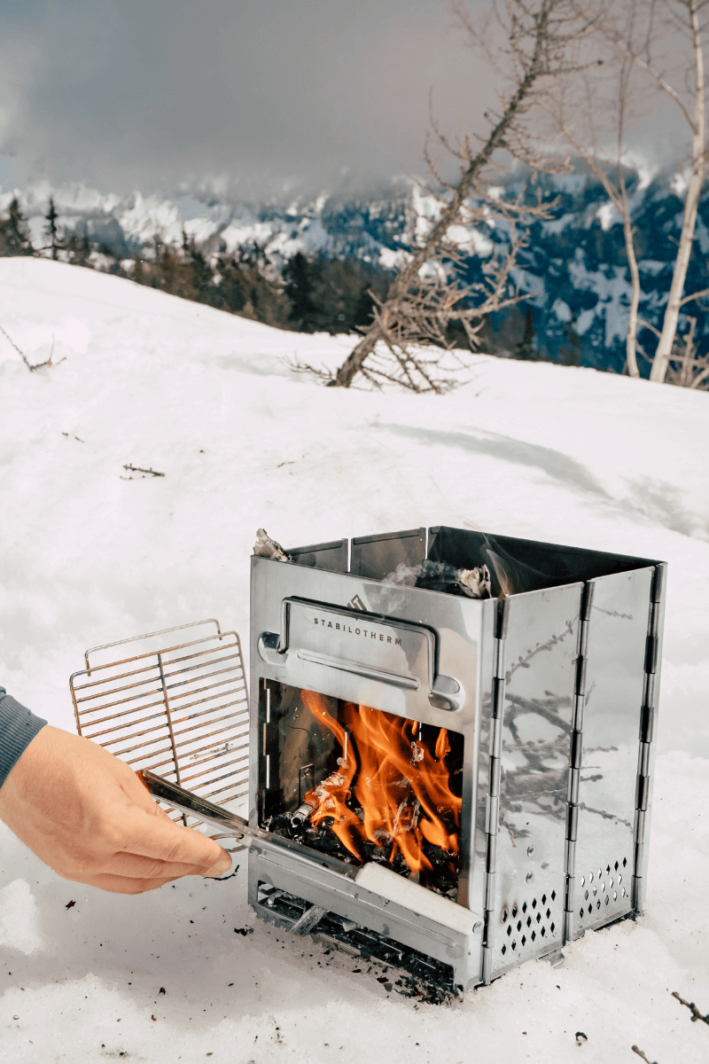 Wood Stover Tower 2 von Stabilotherm im Winter mit Schnee