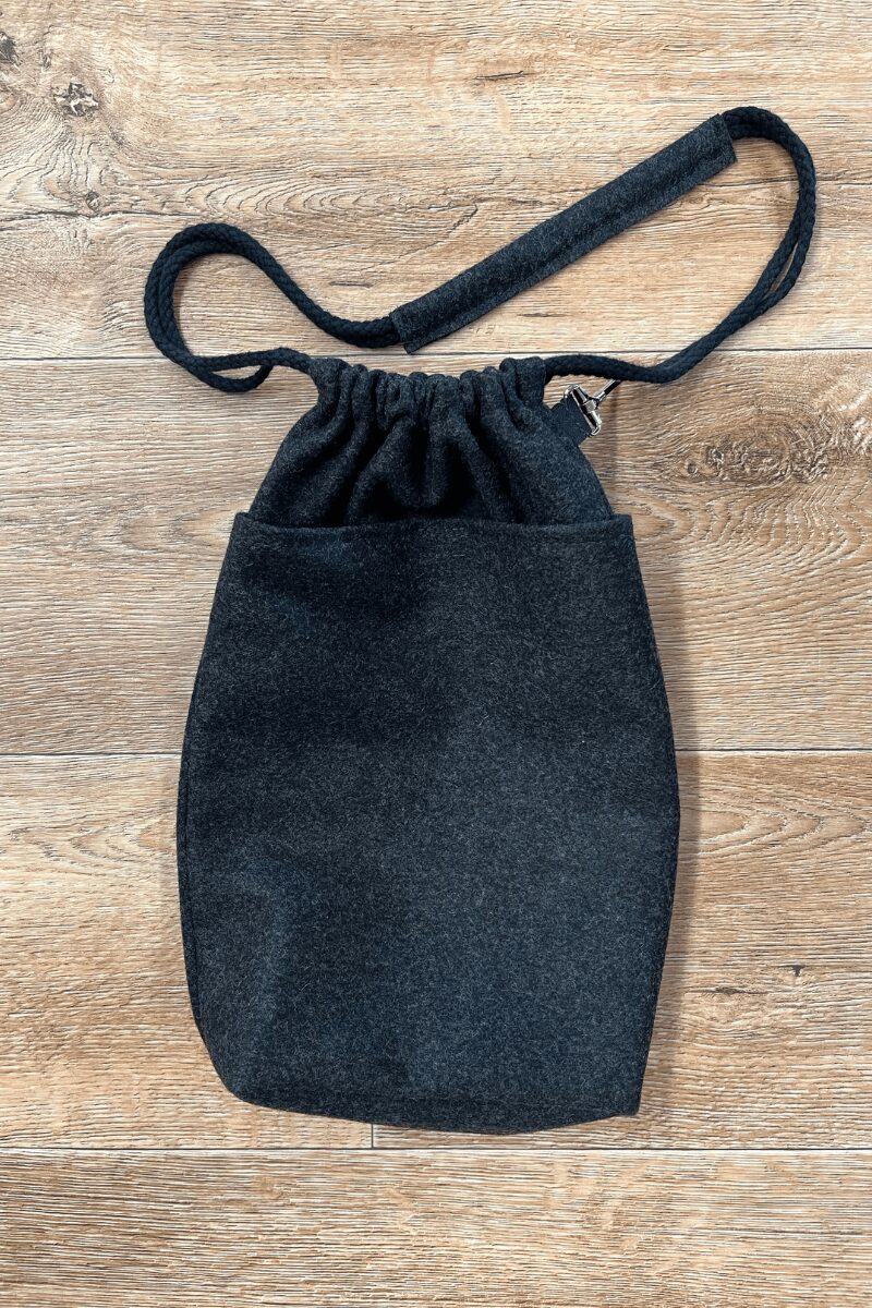 BBQ Bag Kerstin aus Schurwolle in Grau aus Schafschurwolle für Kikirikit Grill