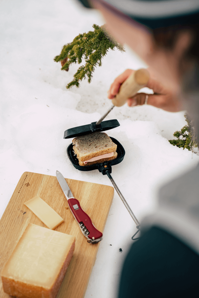 Sandwicheisen mit Elch Motiv von Stabilotherm mit Sandwich im Schnee