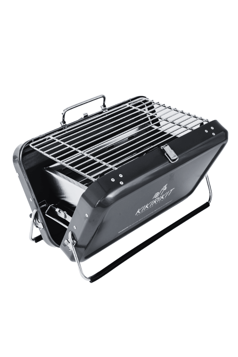 Stylischer Koffer-Grill tragbarer Holzkohlegrill in schwarz aufgeklappt