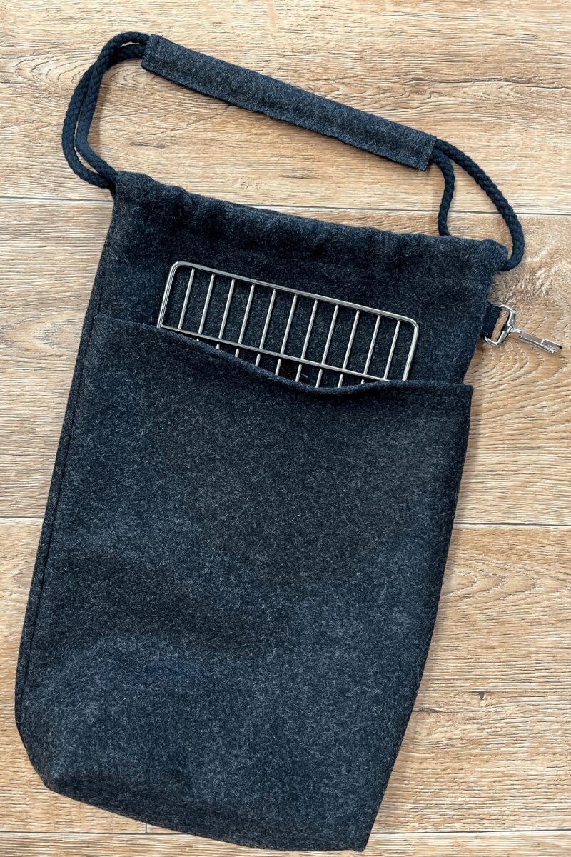 BBQ Bag Kerstin aus Schurwolle in Grau aus Schafschurwolle für Kikirikit Grill Außentasche
