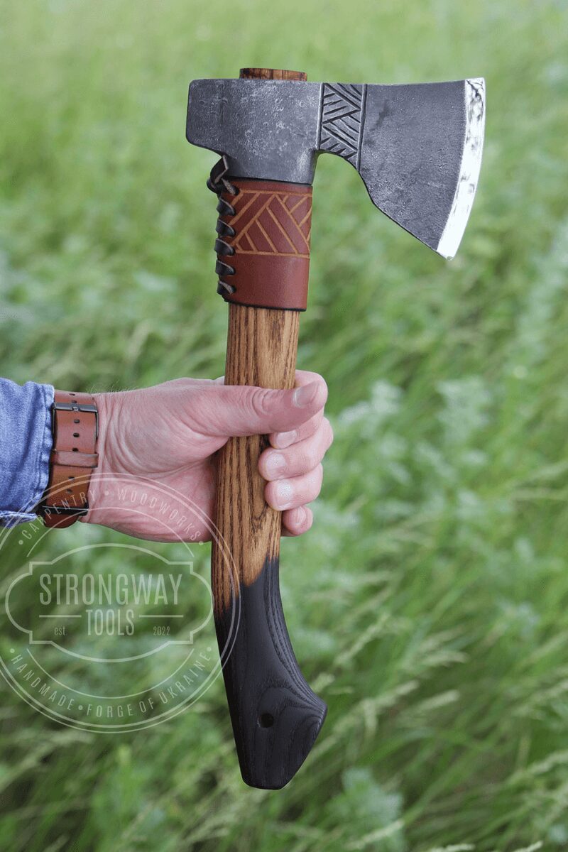 Handliche Axt mit Ornament von Stongway Tools mit Lederscheide
